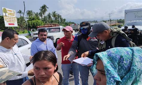 Bloquean maestros de la CETEG en Atoyac para exigir más horas de trabajo