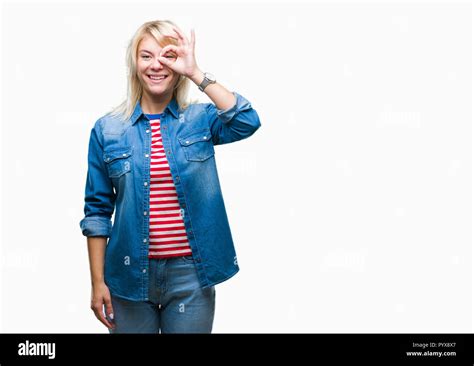 Junge hübsche blonde Frau tragen Jeans Jacke über isolierte Hintergrund