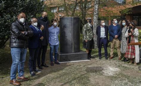 Torrelavega Rinde Homenaje A Los Sanitarios Con Una Escultura En El