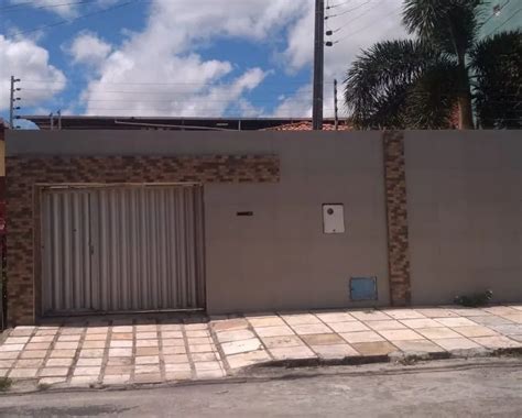 Casa na Rua Salvador Mendonça Parque Manibura em Fortaleza por R 3