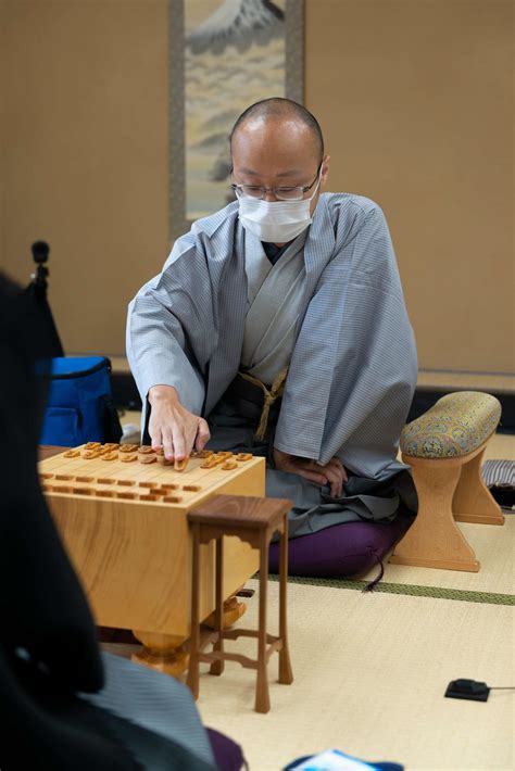 藤井七段はかま姿で対局、渡辺棋聖と棋聖戦第2局 社会写真ニュース 日刊スポーツ