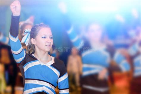 Cheerleader Fille En Cheerleader Lors Des Comp Titions Dans Une Quipe