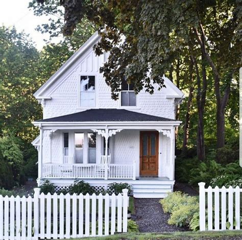 Love This Old White Cottage 🖤 House Exterior Cottage Homes Little