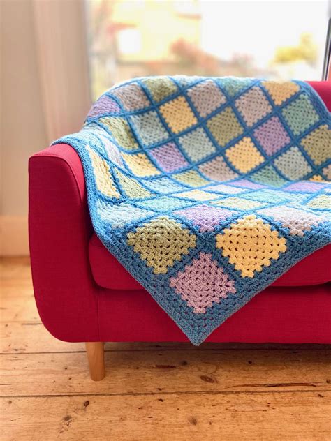 How To Crochet A Single Colour Granny Square The Crochet Swirl