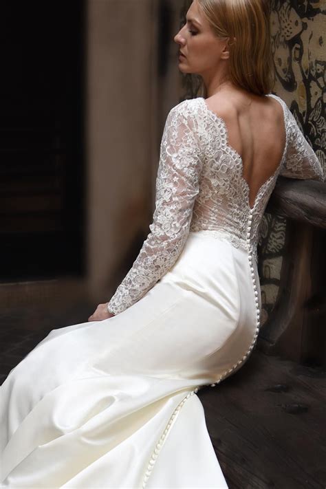 A Scalloped V Neckline And Scalloped V Back Lace Fitted Mermaid Gown