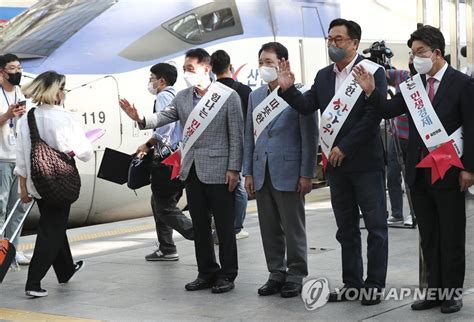 귀성객들에게 인사하는 국민의힘 정진석 비상대책위원장과 의원들 연합뉴스