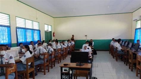 Dukung Digitalisasi Pendidikan PLN Peduli Bantu Internet Pintar Di SMA