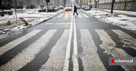 Drogowy absurd Dwa przejścia dla pieszych obok siebie