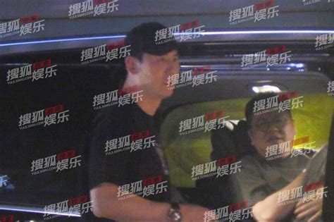 NÓNG Chồng tài tử thiếu gia của bom sex xứ Hàn lộ cảnh ngoại tình vui vẻ ôm ấp gái trẻ trắng