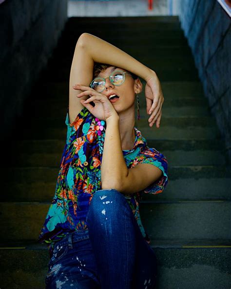 Gambar : biru, keren, keindahan, mode, kacamata hitam, lengan, duduk ...