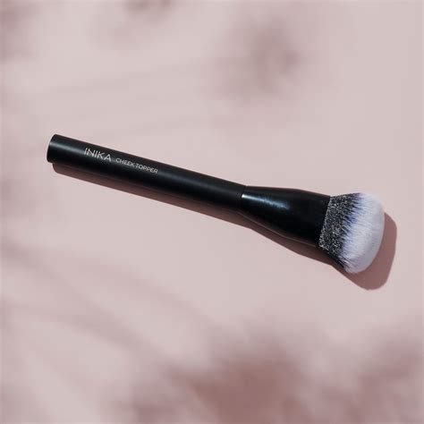 Inika Organic Cheek Topper Brush Vegan Make Up Brush De Groene Drogist