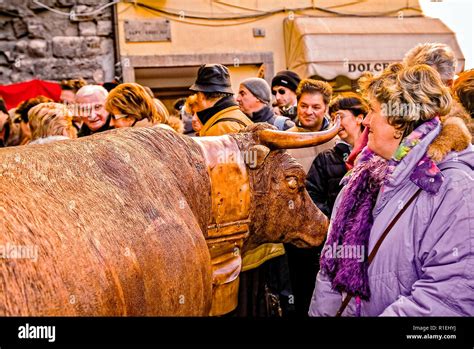 Italia Valle D Aosta La Ciudad De Aosta Feria De San Orso