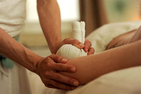 Massage Aux Pochons Chauds Terre De Bien Tre