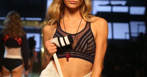 Ilona Smet Sublime Na Ade En Bikini Se Transforme En Homard Purepeople