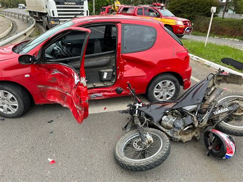 Motorista de Peugeot e motociclista ficam feridos em colisão na BR 280