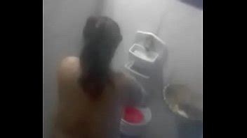 Espiando en el baño XVIDEOS
