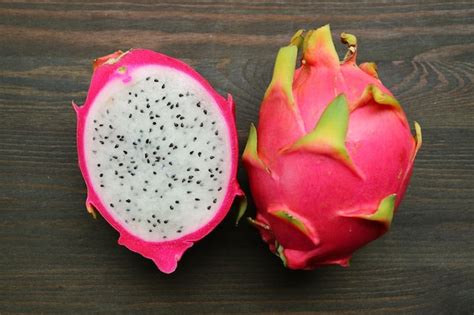 Fruta De Drag O Madura Fresca Cortada Ao Meio Mostrando A Carne E A