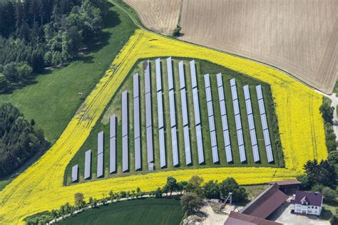 Luftaufnahme Von Einem Solarfeld Mit Gelbem Rahmen Aus Bl Hendem Raps