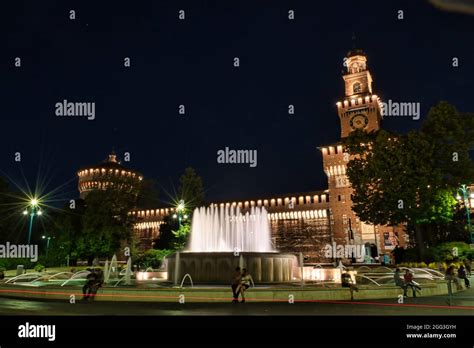 Castillo Sforza Castello Sforzesco Por La Noche Es Uno De Los