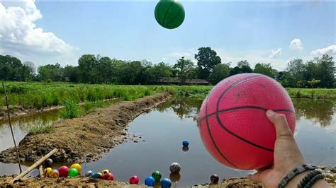 Lempar Lempar Bola Di Sawah Meletuskan Balon Balon Berhadiah Kejutan