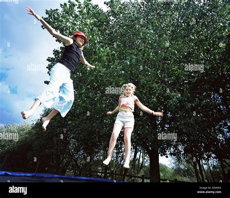 Two Girls On A Trampoline Banque D Image Et Photos Alamy