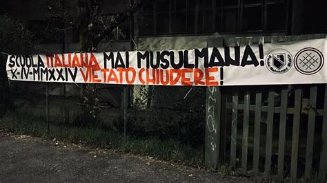 Milano Sulla Scuola Chiusa Per Il Ramadan Spunta Lo Striscione Dell