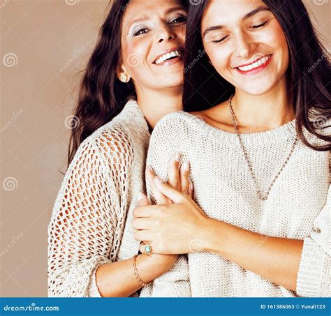 Cute Hübsche Jugendtochter Mit Reifer Mutter Umarmung Mode Brunette Make up in Der Nähe Von S S