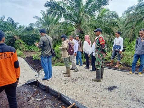 Kementrian Lingkungan Hidup Dan Kehutanan Tinjau Lahan Longsor Di Desa