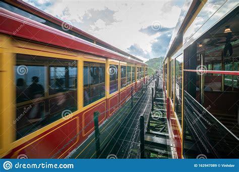 Tranvía Turístico De Montaña Hacia La Montaña Fansipan En Sapa Vietnam