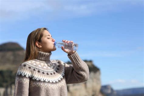 Bere più di due litri di acqua al giorno i sei consigli che ti aiutano