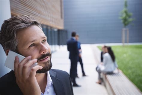 Hombre De Negocios Utilizar Tel Fono M Vil Foto Gratis