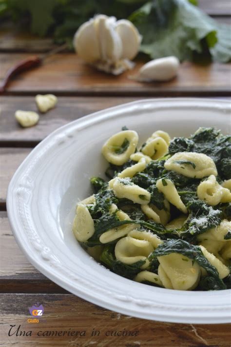 Orecchiette Con Le Cime Di Rapa Una Cameriera In Cucina