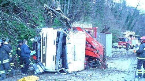 Schianto Pauroso Camion Vola Dalla Scarpata E L Autista Si Tuffa Dall