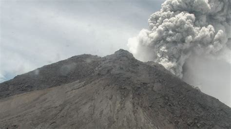 Gunung Merapi Meletus Dengan Tinggi Kolom Asap Meter Suara Surabaya