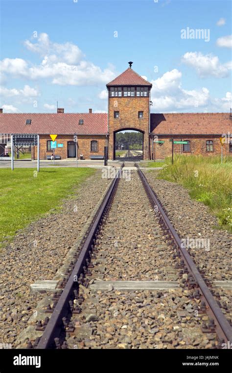 Polen Birkenau Landesmuseum Gebäude Tor Eisenbahnschienen