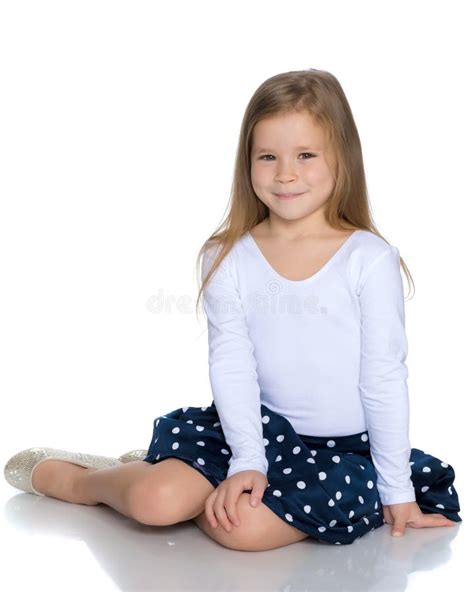 La Petite Fille S Assied Sur Le Plancher Image Stock Image Du