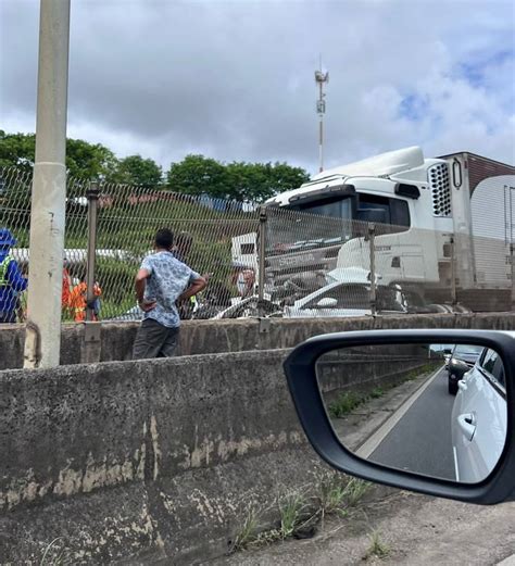 Duas Pessoas Ficam Presas S Ferragens De Carro Ap S Acidente