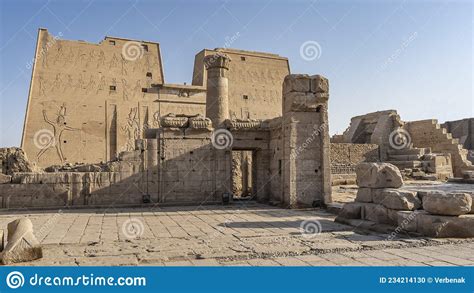 El Templo De Horus En Edfu Foto De Archivo Imagen De Turismo Azul