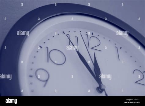 Vor 12 uhr hi-res stock photography and images - Alamy