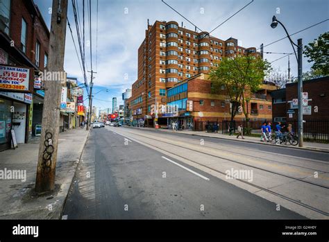 Toronto dundas street west building hi-res stock photography and images ...