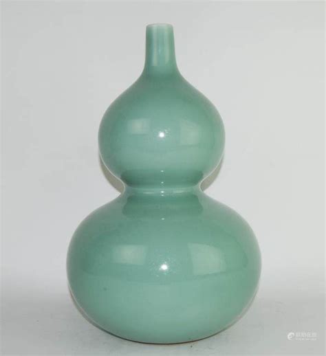 51BidLive Chinese Celadon Glazed Gourd Vase