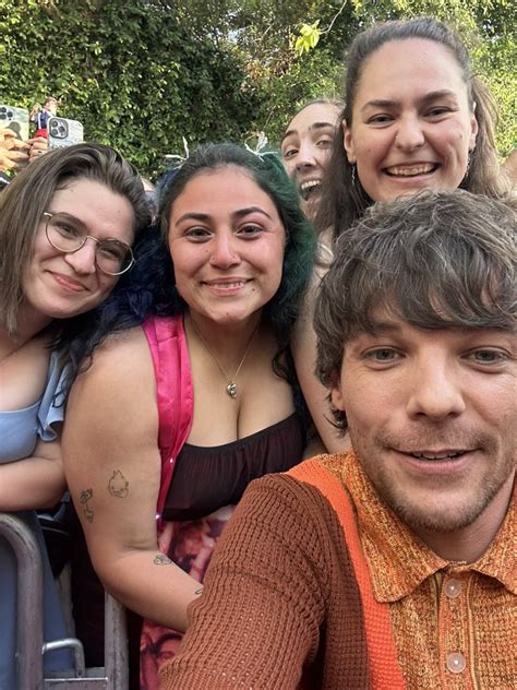 Louis Tomlinson Updates Aotvlivefromla On Twitter 📸 Selfie De Louis Con Fans En Los Ángeles