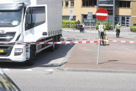 Fietser Geschept Door Vrachtwagen Op Rotonde Dordtcentraal Gratis