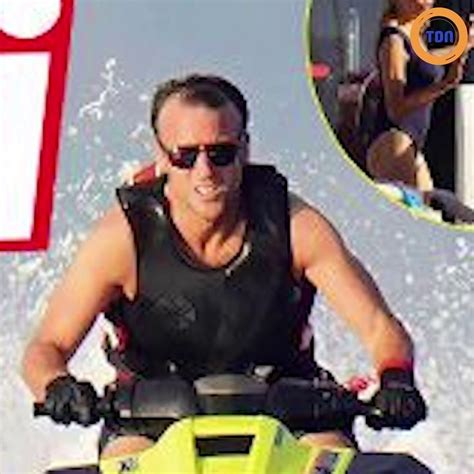 Emmanuel Macron fait du jet ski torse nu Vidéo Dailymotion