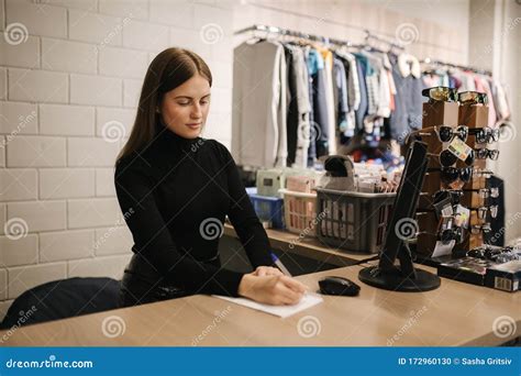 O Que É Assistente De Loja - Assistente De Loja Jovem Na Loja De Roupas Que Trabalha Por Computador ...
