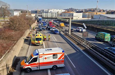 A Zwischen B Blingen Und Sindelfingen Autobahn Nach Unfall Blockiert