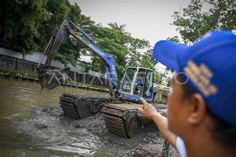 Pengerukan Lumpur Sungai Ciliwung Antara Foto