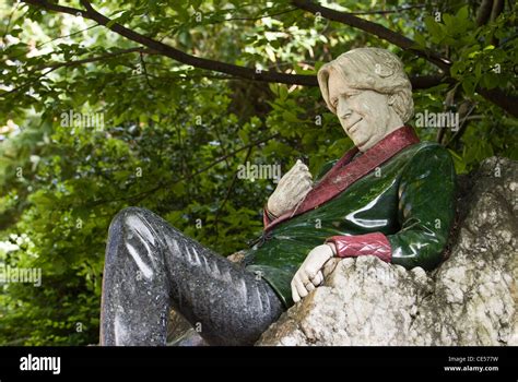 Oscar Wilde Statue, Merrion Square Park, Dublin Stock Photo - Alamy