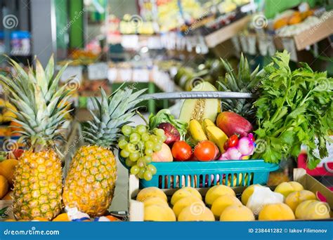 Variedad De Verduras Y Frutas Org Nicas En Cesta Foto De Archivo