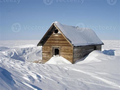 Abandoned Arctic Shelter 1400482 Stock Photo at Vecteezy